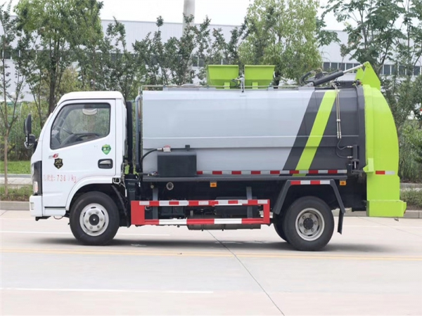 國(guó)六東風(fēng)小多利卡 4.5方 餐廚垃圾車(chē)