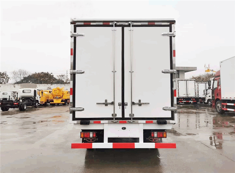 國(guó)六江鈴130馬力寬體冷藏車(chē)