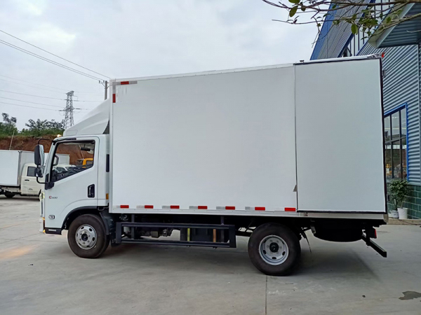 國六上汽躍進(jìn)C500自動擋冷藏車